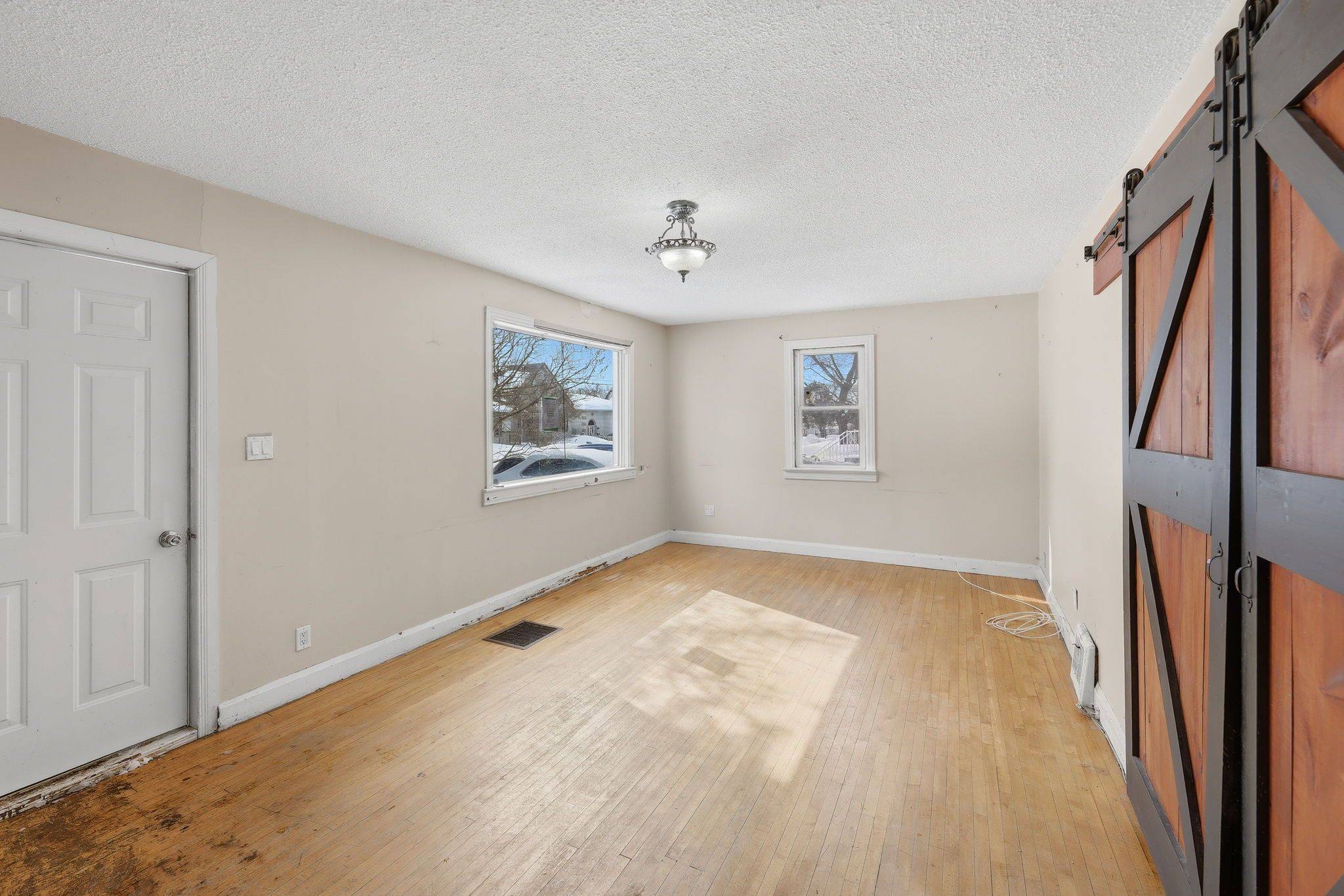 68 Pine ST, Thunder Bay, ON P7A 5X3