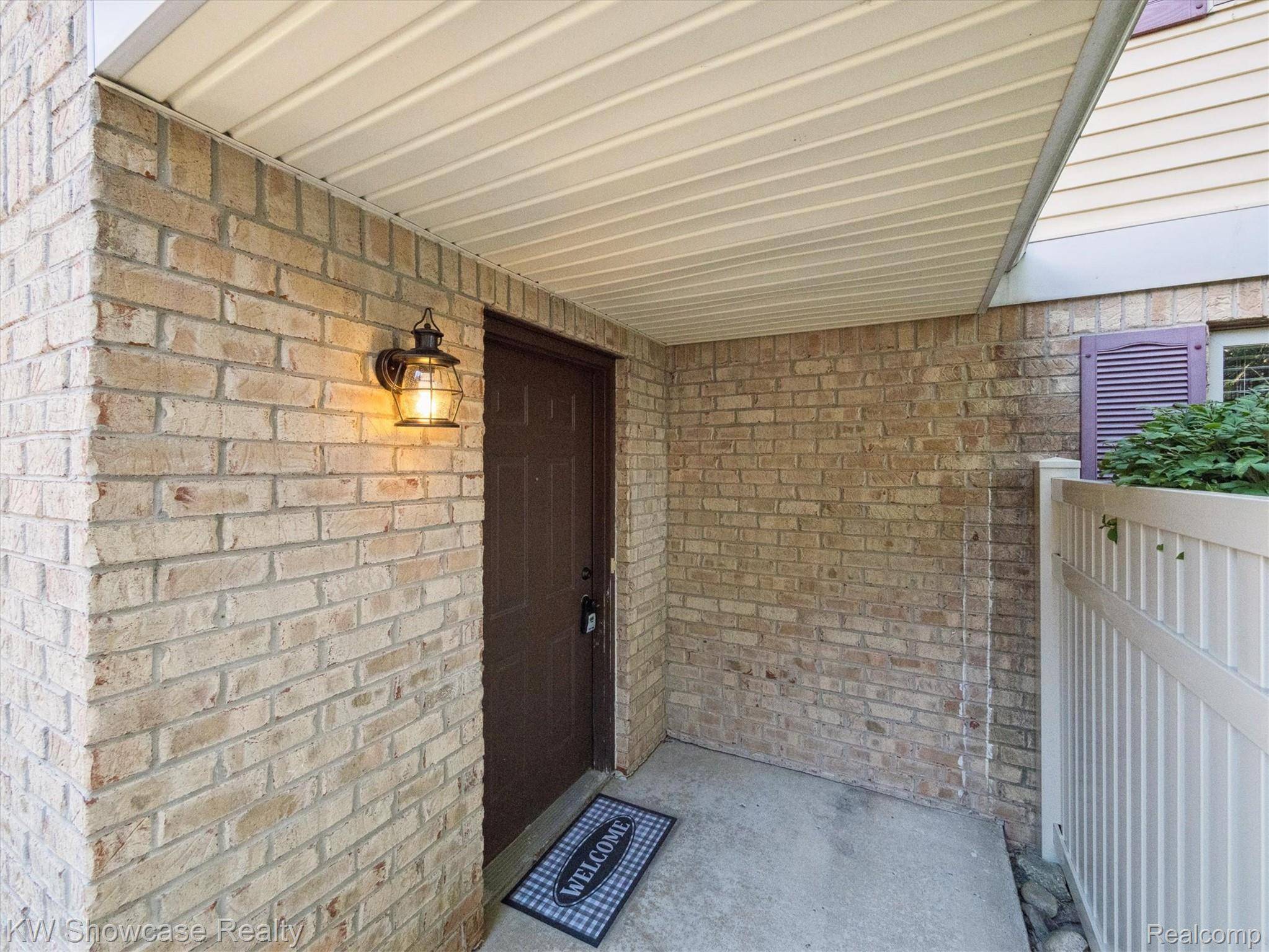 61011 Greenwood DR, South Lyon, MI 48178