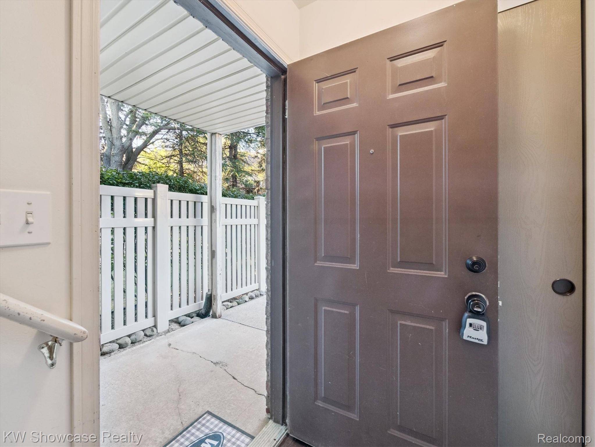 61011 Greenwood DR, South Lyon, MI 48178