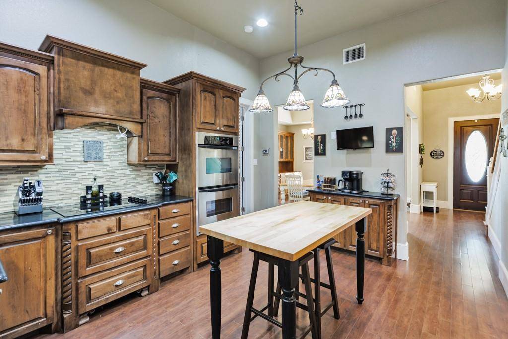 209 N Wickham Street, Alvord, TX 76225