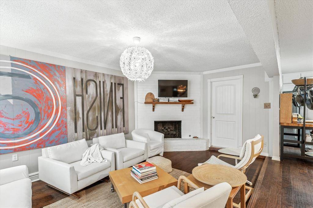 2004 Valley Lane, Arlington, TX 76013