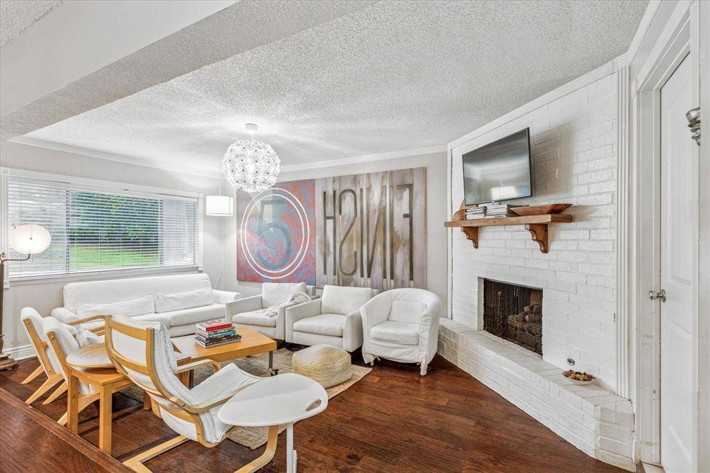 2004 Valley Lane, Arlington, TX 76013