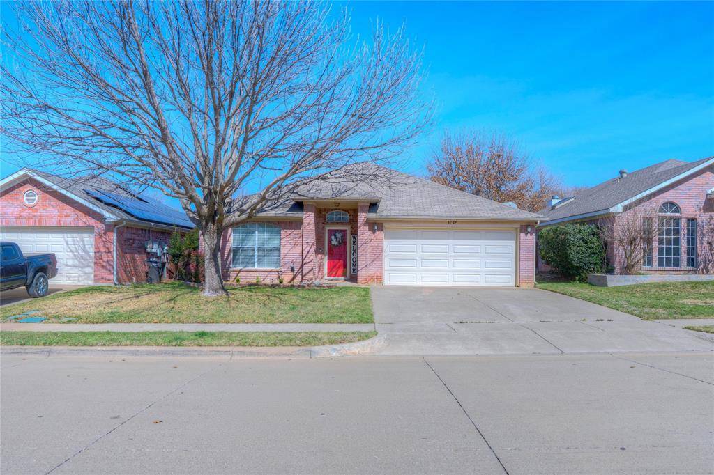 8729 Lake Meadows Lane, Fort Worth, TX 76053