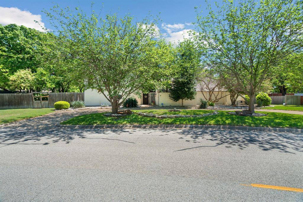 5107 Racquet Club Drive, Arlington, TX 76017