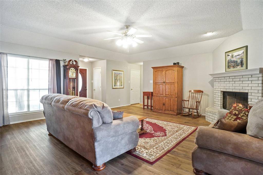1116 Shadow Ridge Drive, Azle, TX 76020