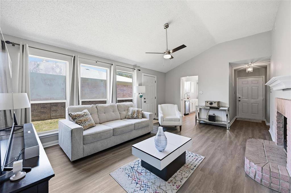 308 Moss Hill Drive, Arlington, TX 76018