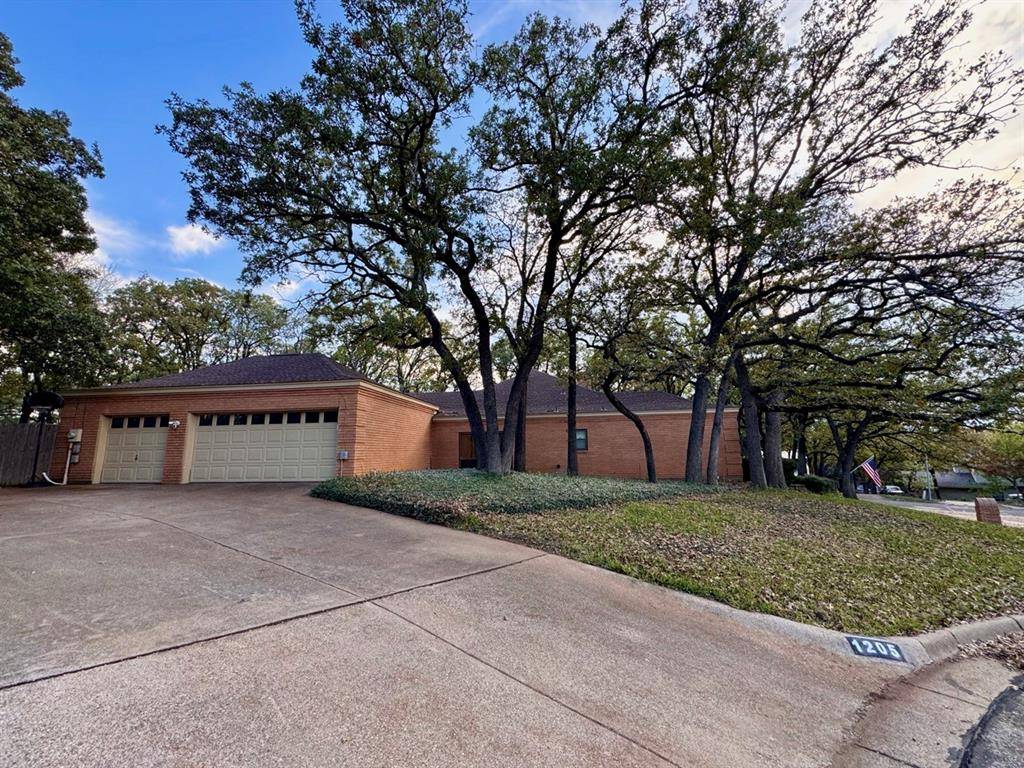 1205 Riverview Drive, Arlington, TX 76012