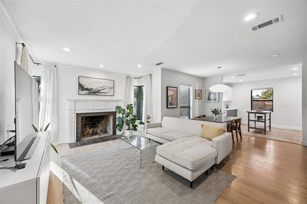 2155 Barberry Drive, Dallas, TX 75211