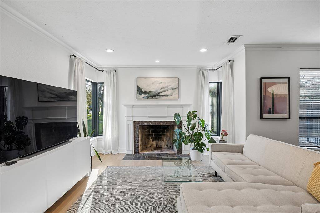 2155 Barberry Drive, Dallas, TX 75211