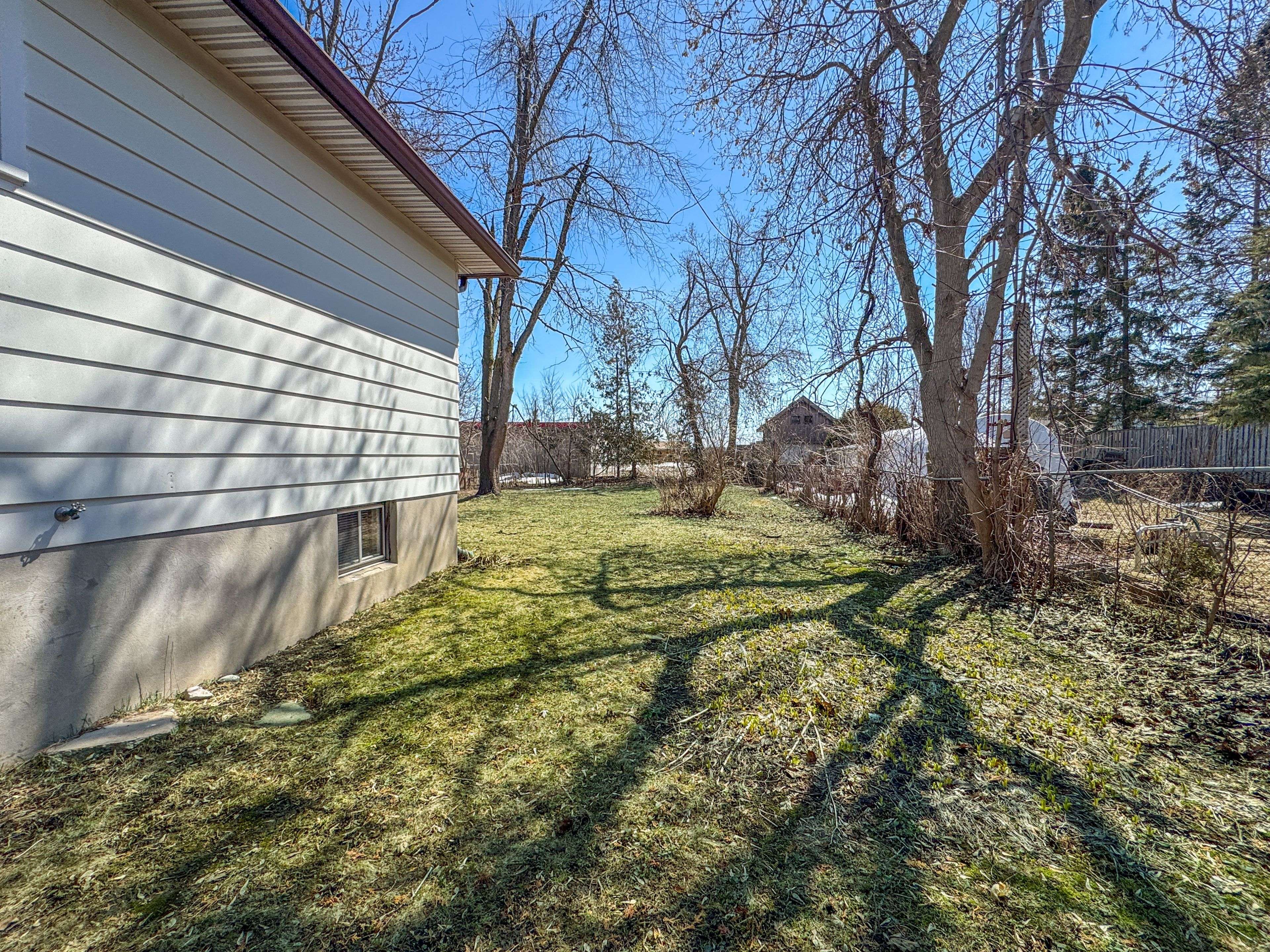 17 Rose AVE, Orillia, ON L3V 2N6