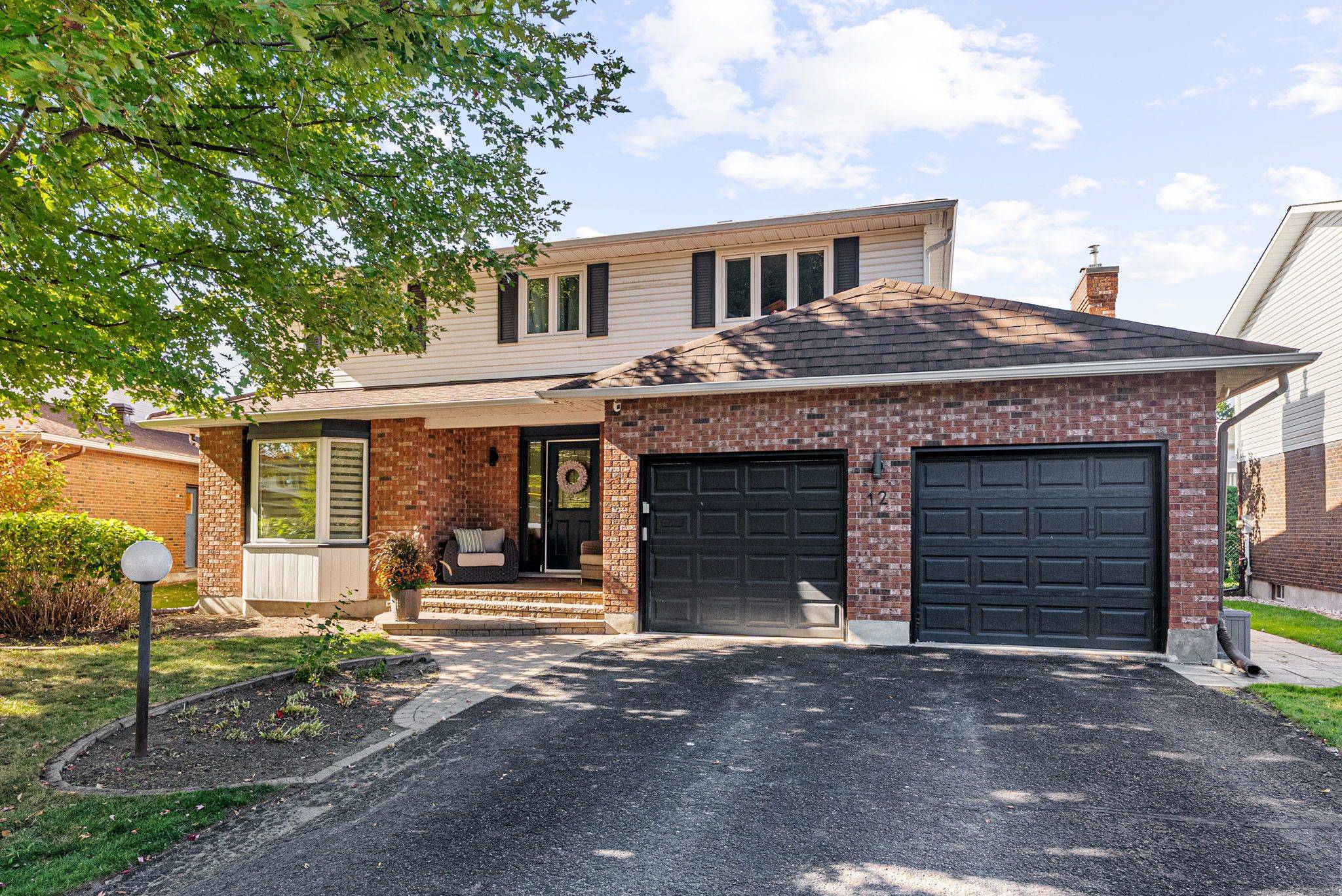 12 Mancil DR, Barrhaven, ON K2J 2J5