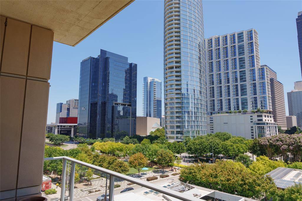 2025 Woodall Rodgers Freeway #52, Dallas, TX 75201