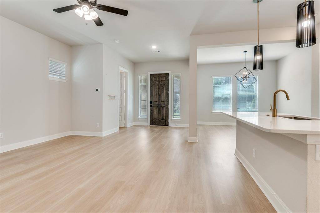 704 YELLOW WARBLER Way, Arlington, TX 76005