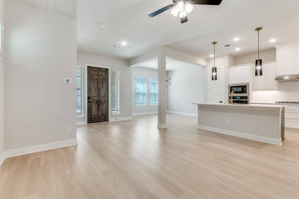 704 YELLOW WARBLER Way, Arlington, TX 76005