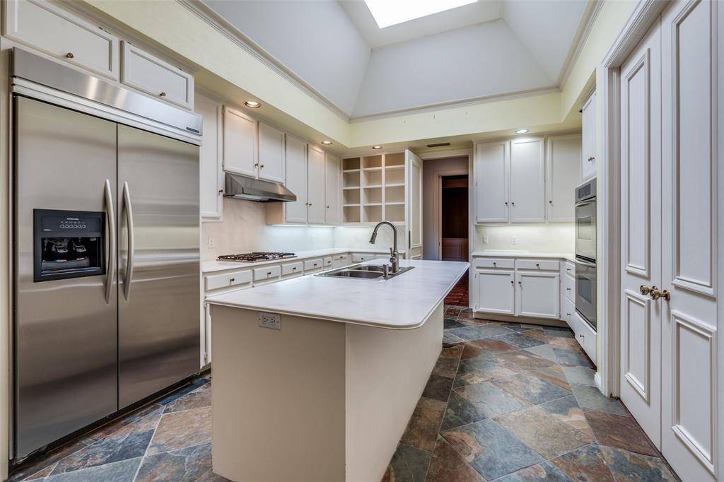 34 Stonecourt Circle, Dallas, TX 75225