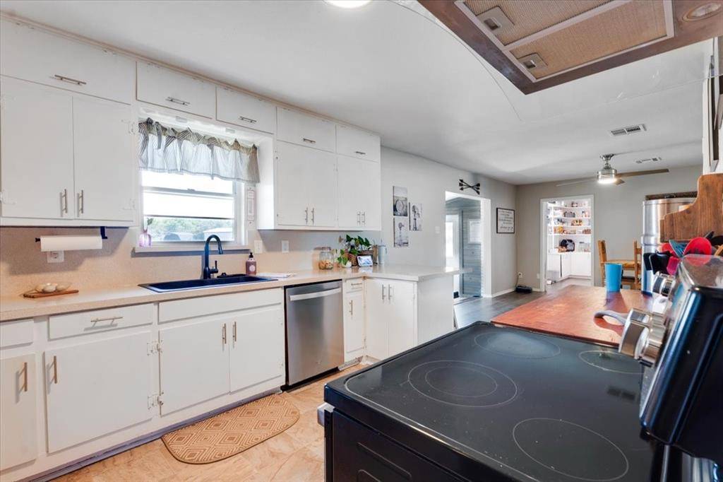 3504 Lakeshore Drive, Weatherford, TX 76087