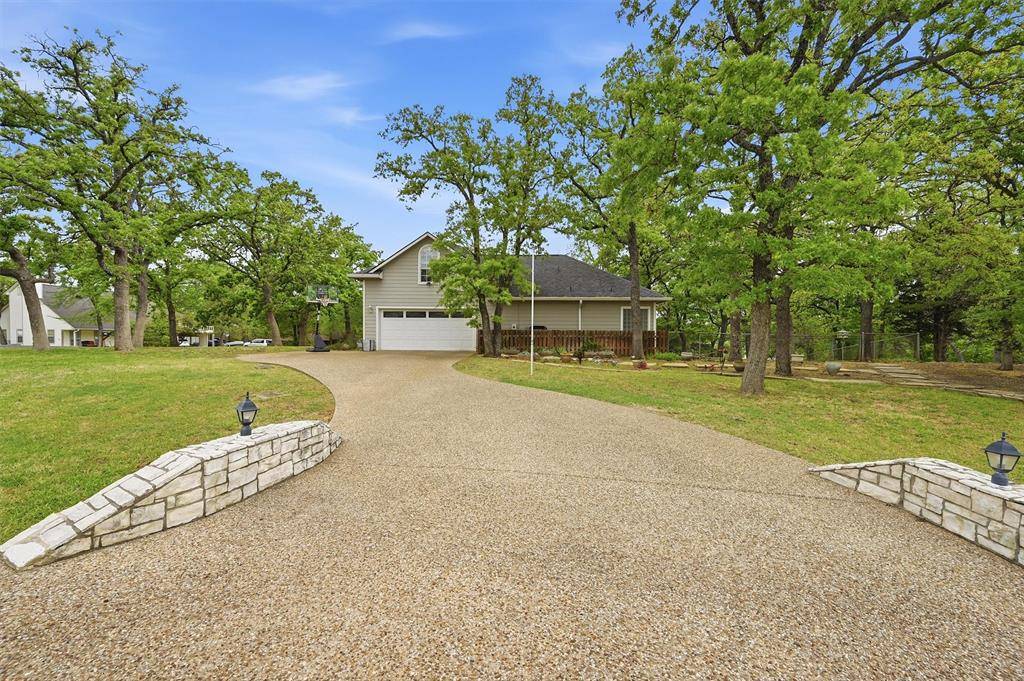 106 Shoshone Drive, Lake Kiowa, TX 76240