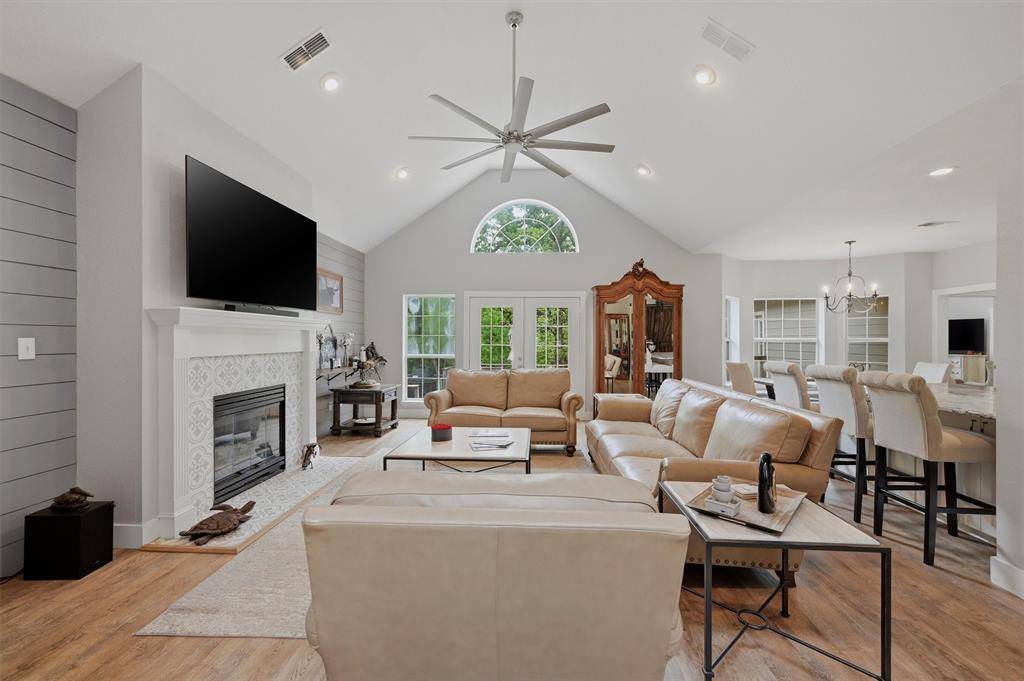 106 Shoshone Drive, Lake Kiowa, TX 76240