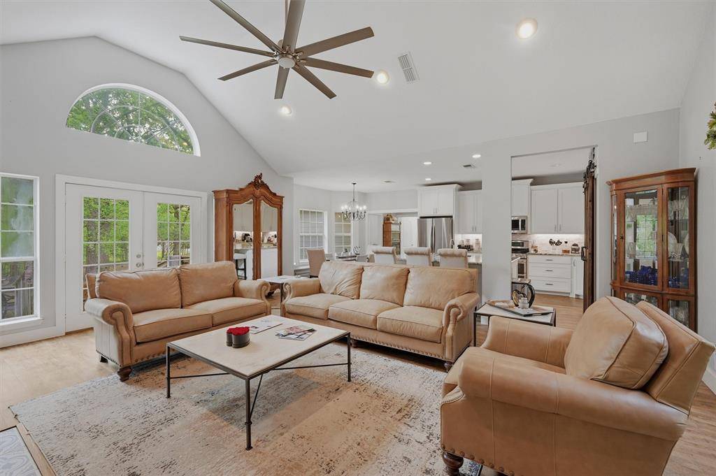 106 Shoshone Drive, Lake Kiowa, TX 76240