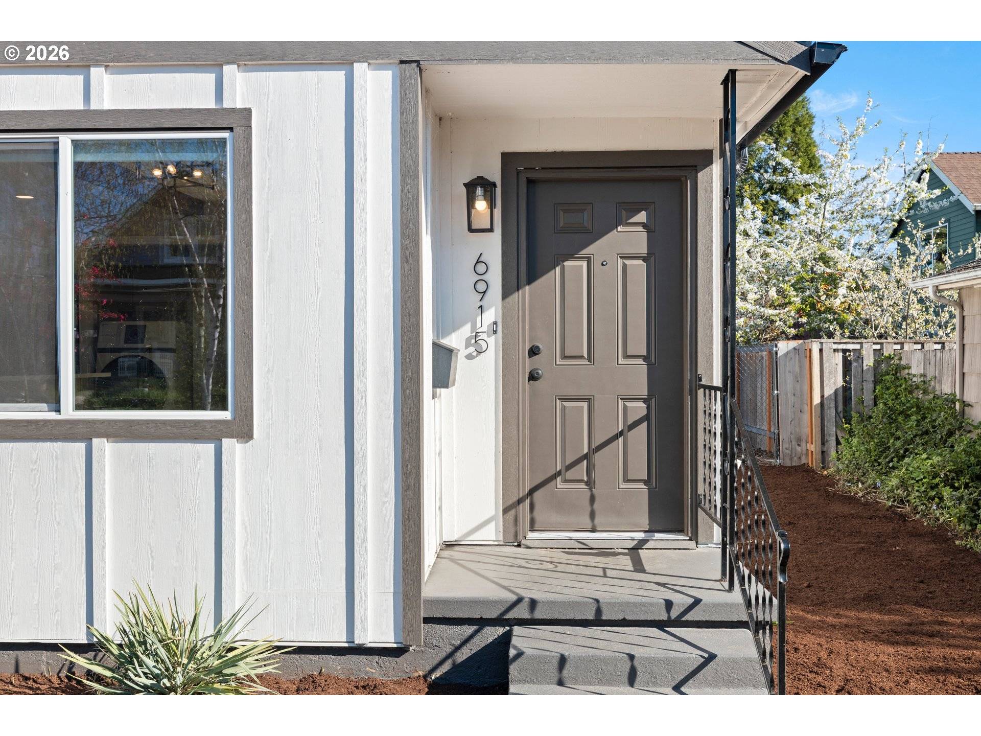 6915 SE RAYMOND CT, Portland, OR 97206