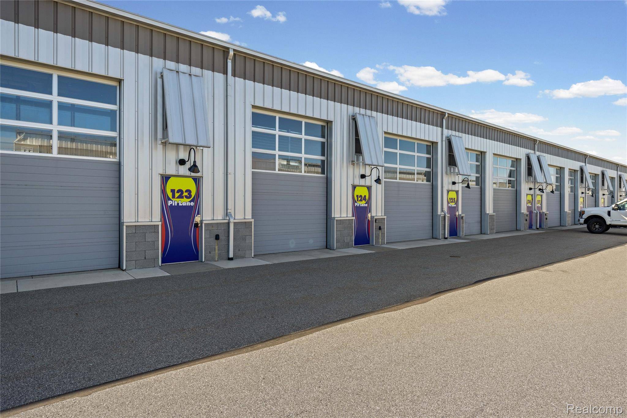 123 Pit LN, Pontiac, MI 48341