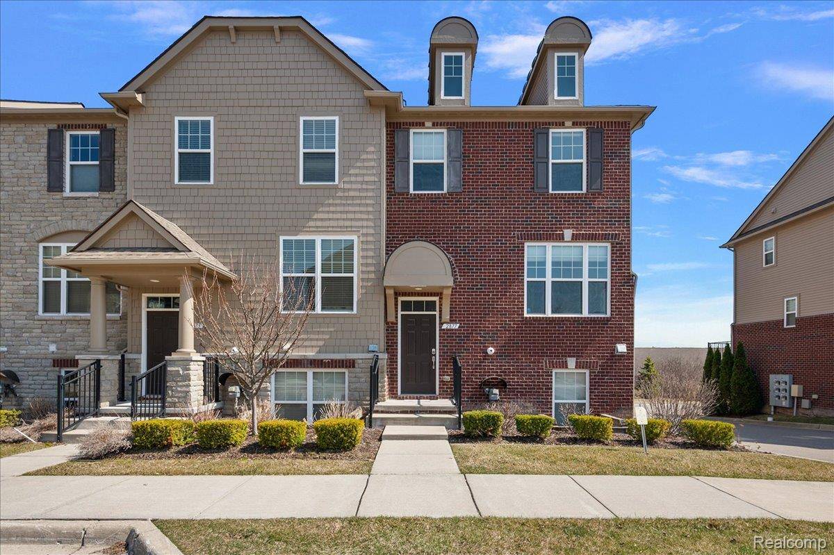 2877 Hartwick DR, Rochester, MI 48307