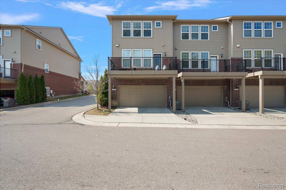 2877 Hartwick DR, Rochester, MI 48307