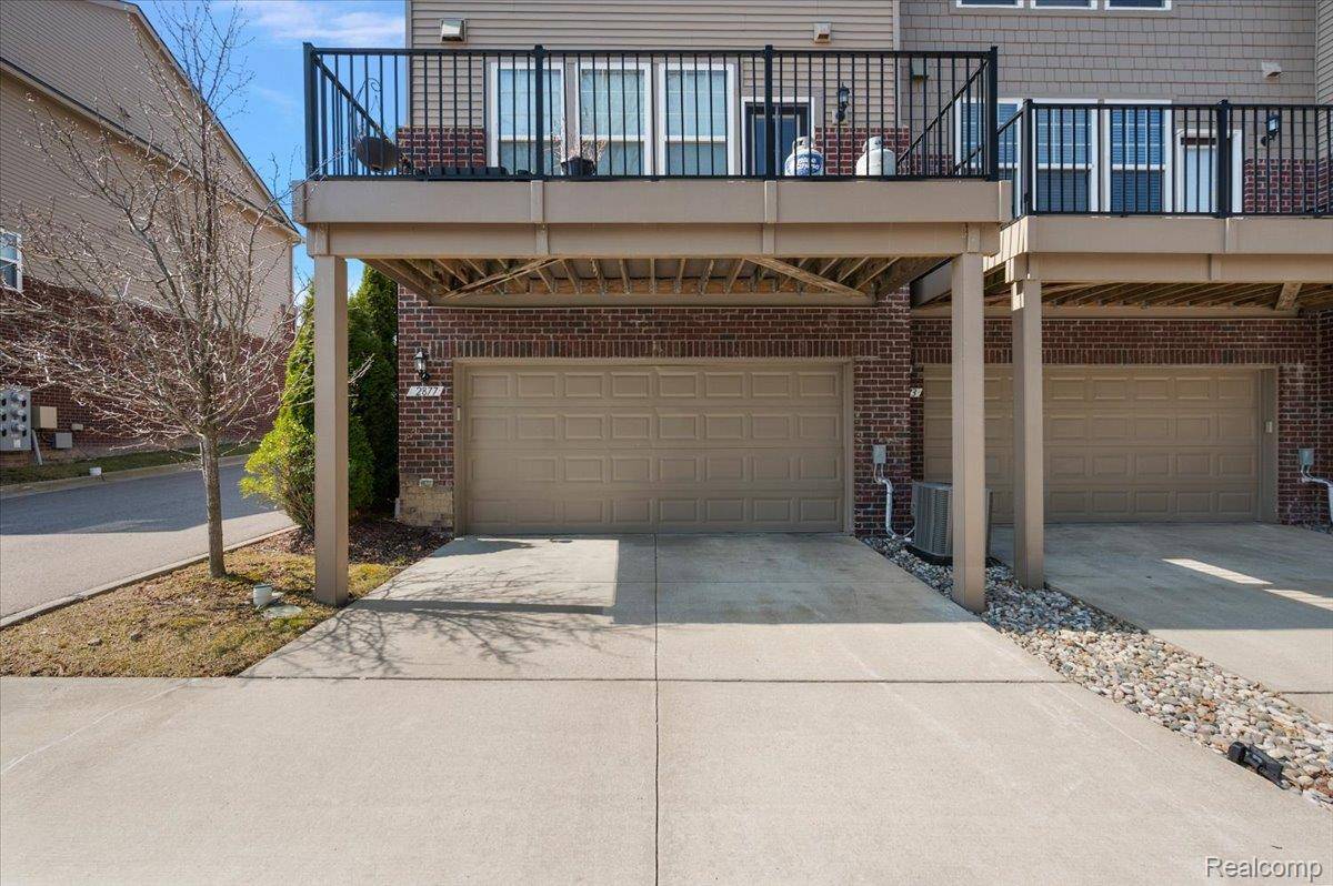 2877 Hartwick DR, Rochester, MI 48307