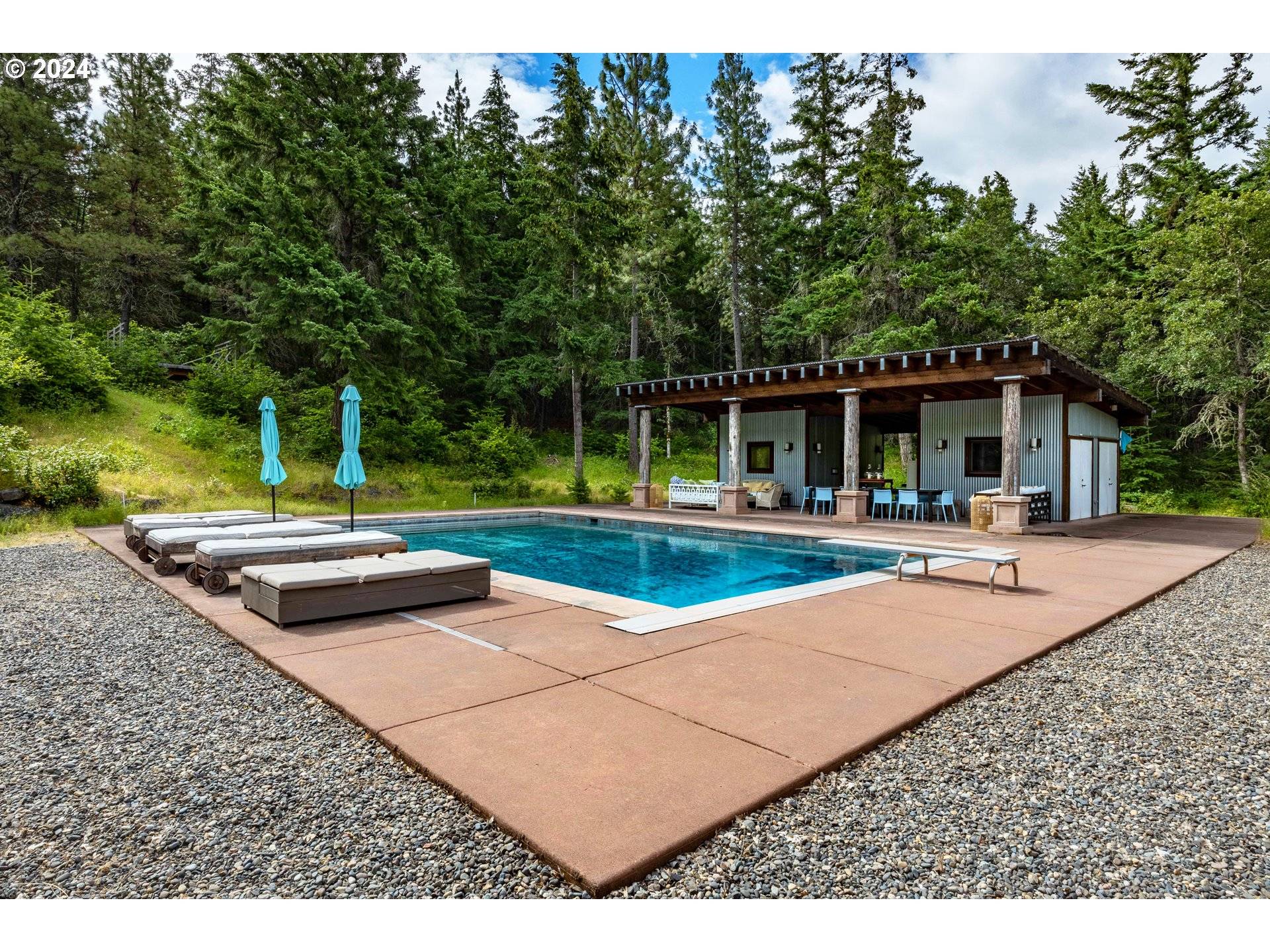 2058 STATE RD, Mosier, OR 97040