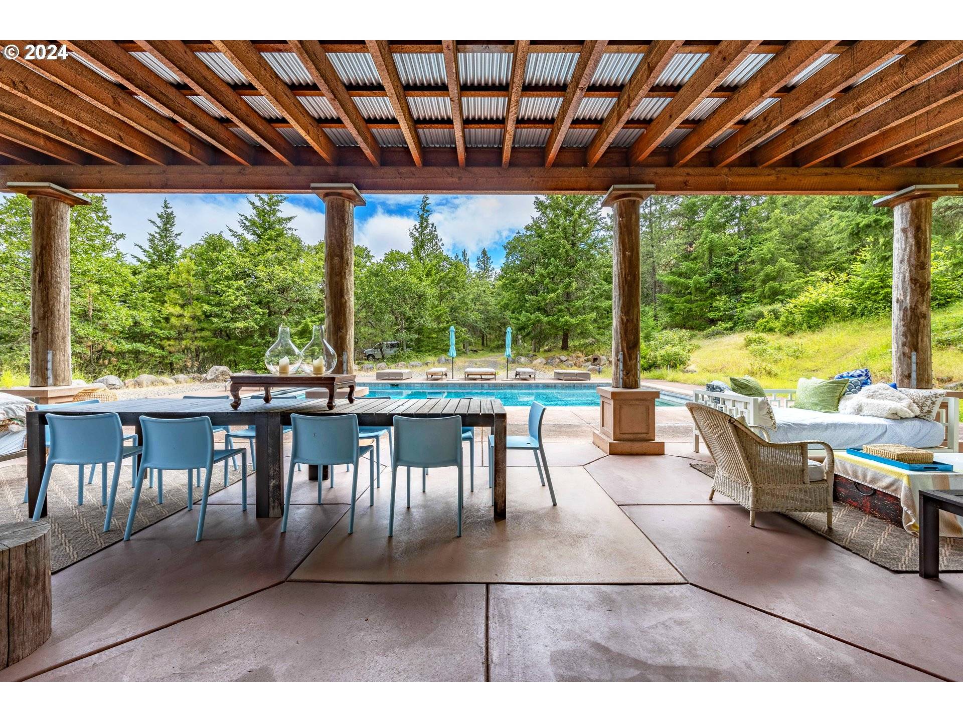 2058 STATE RD, Mosier, OR 97040