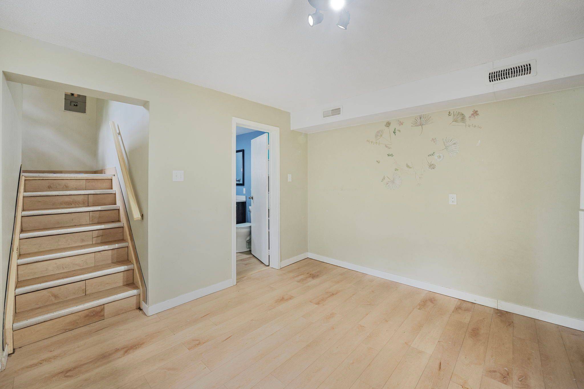 66 Vents Beach RD #Lower, Tay, ON L0K 2A0