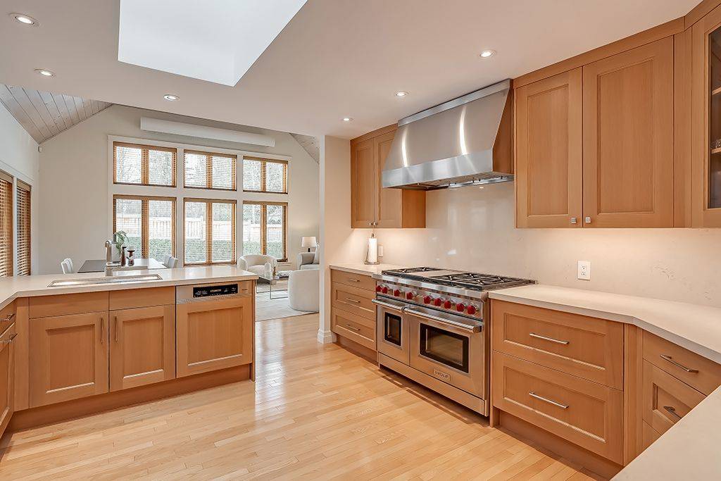 69 Allan ST, Oakville, ON L6J 3M7