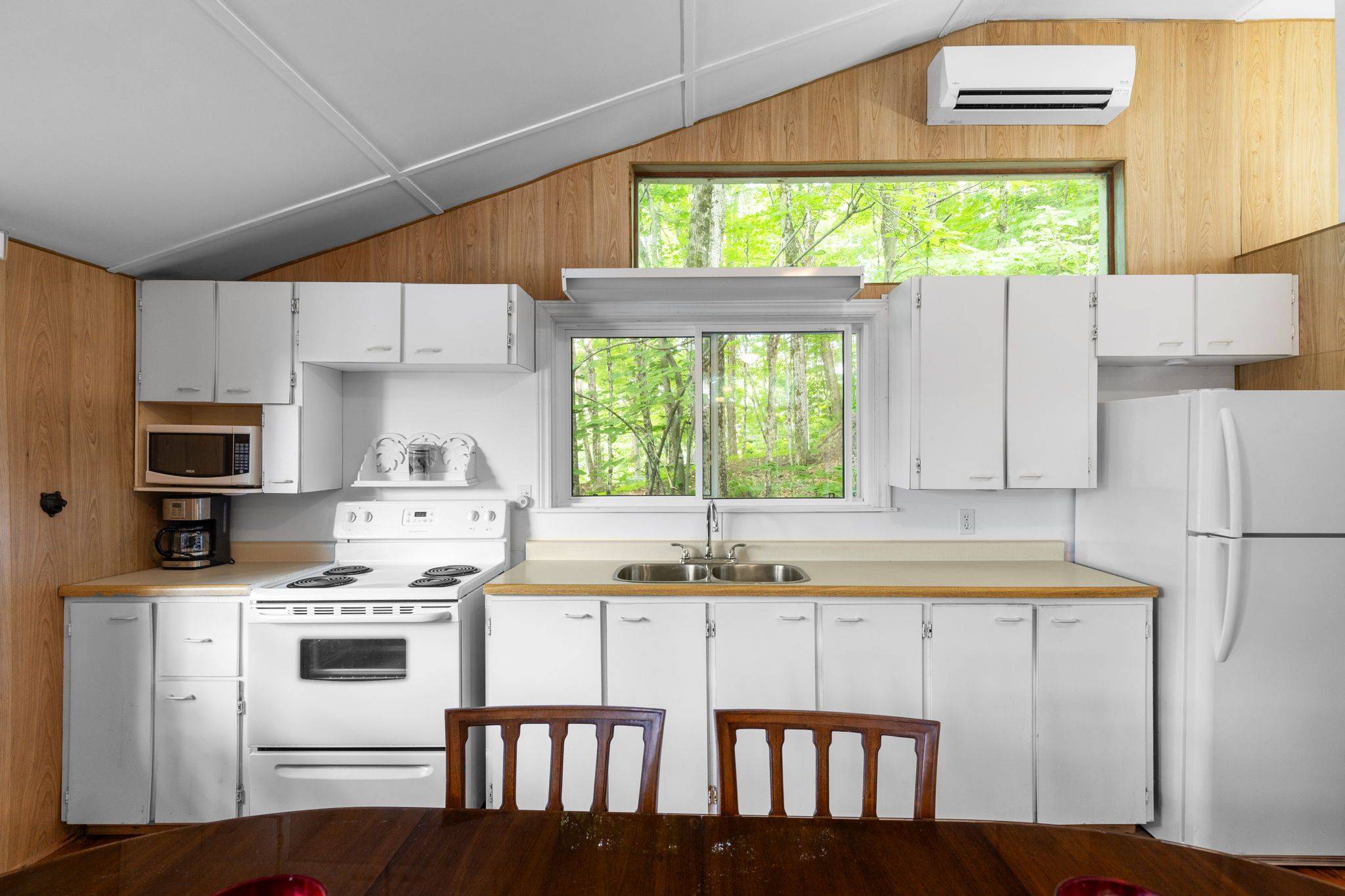 1096 Cowan Park RD, Muskoka Lakes, ON P0B 1M0