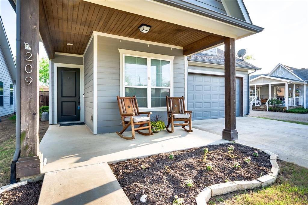 209 W Dallas Street, Mansfield, TX 76063