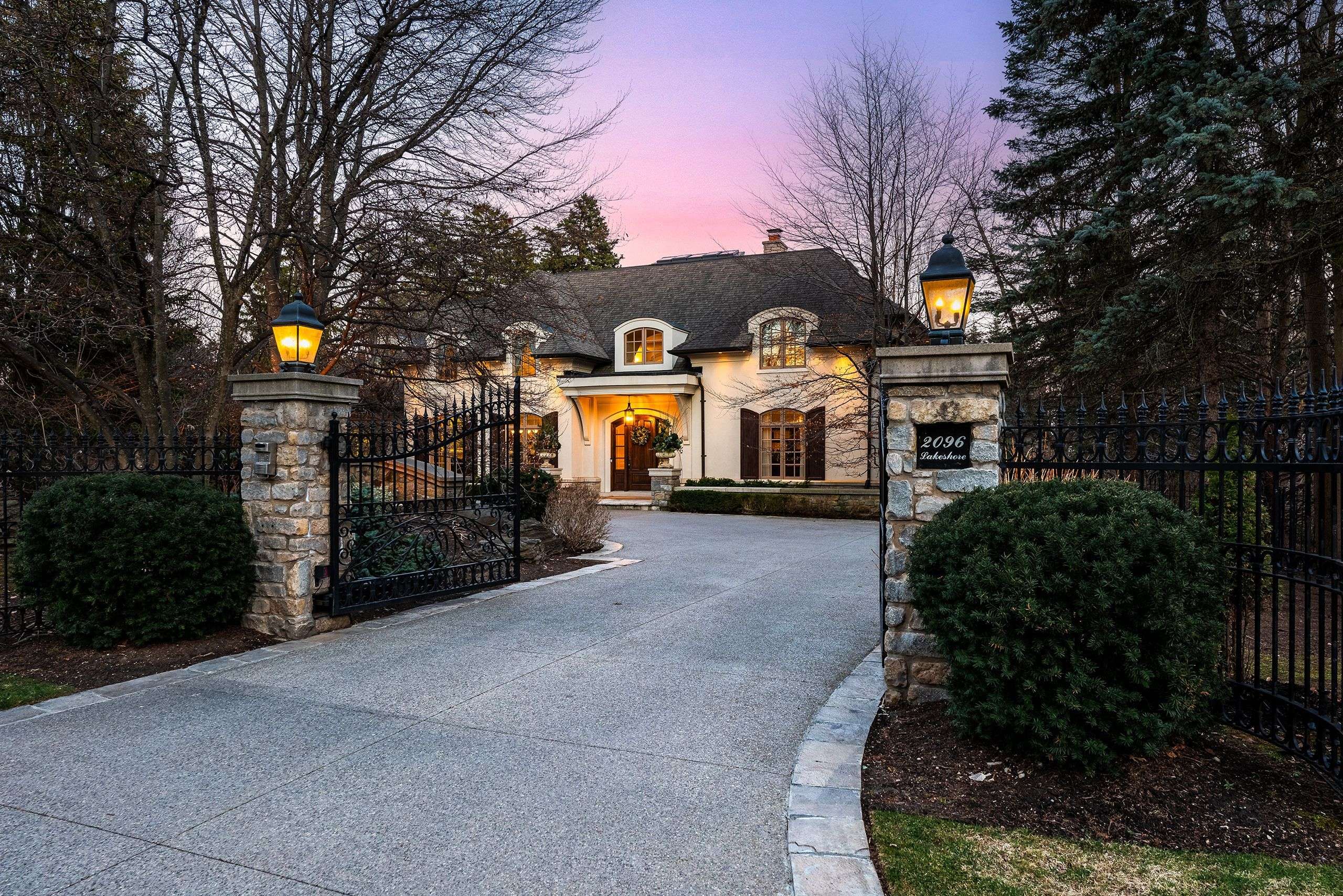 2096 Lakeshore RD E, Oakville, ON L6J 1M3