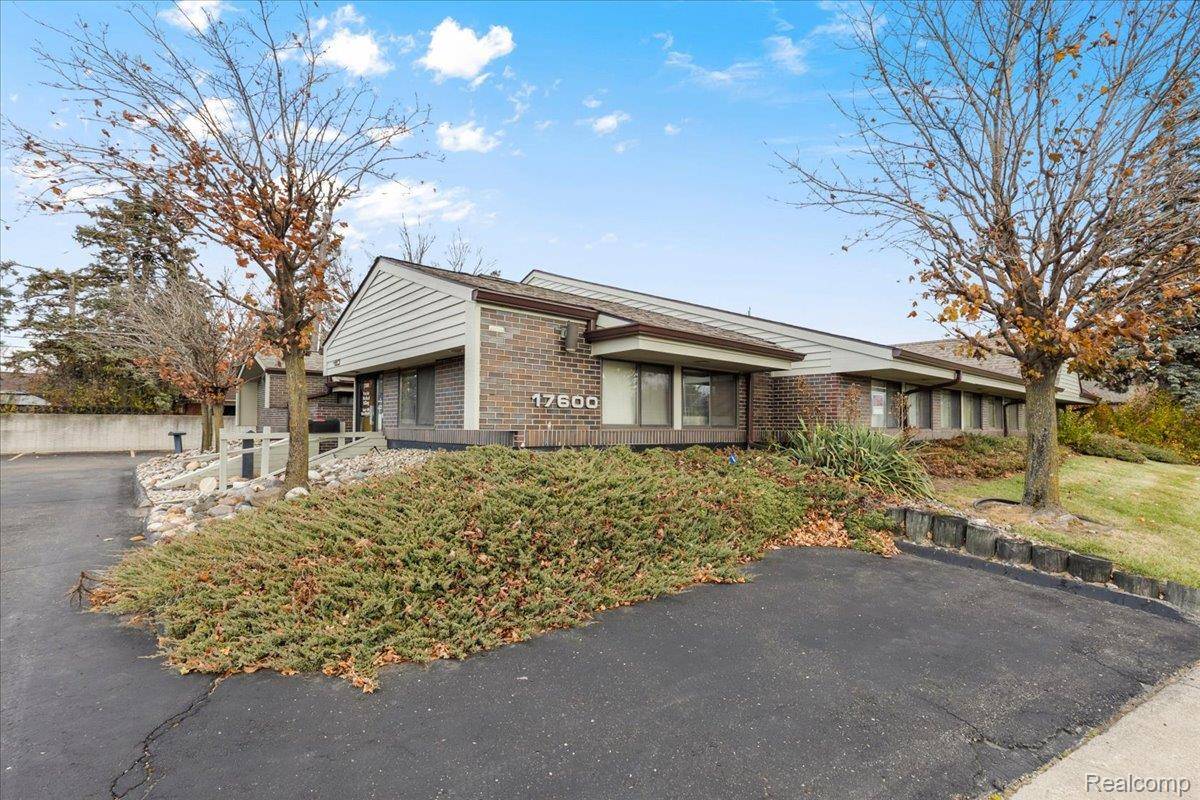 17600 W 11 Mile RD, Lathrup Village, MI 48076