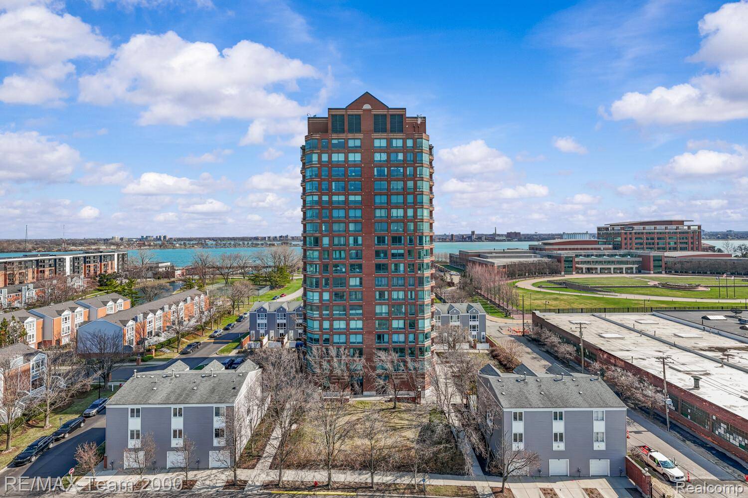 3320 Spinnaker LN #15F, Detroit, MI 48207