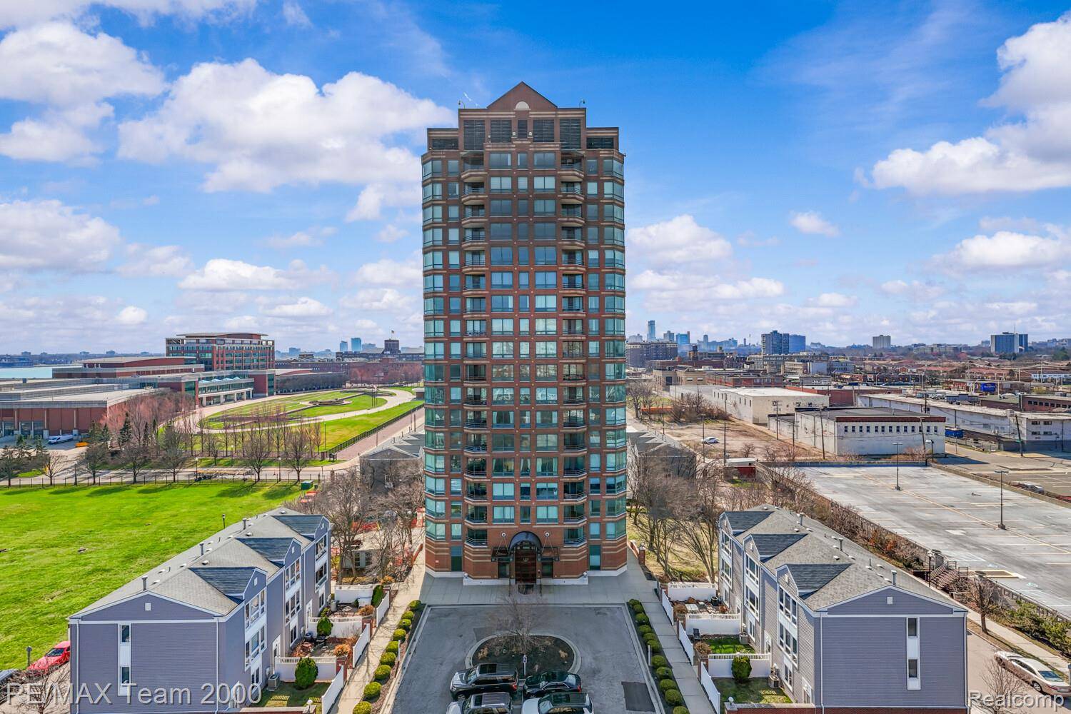 3320 Spinnaker LN #15F, Detroit, MI 48207