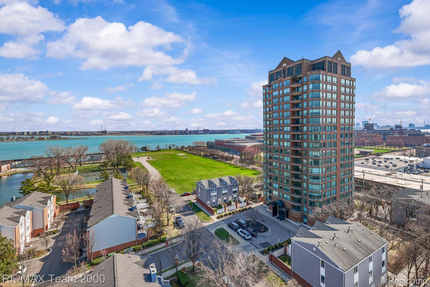 3320 Spinnaker LN #15F, Detroit, MI 48207