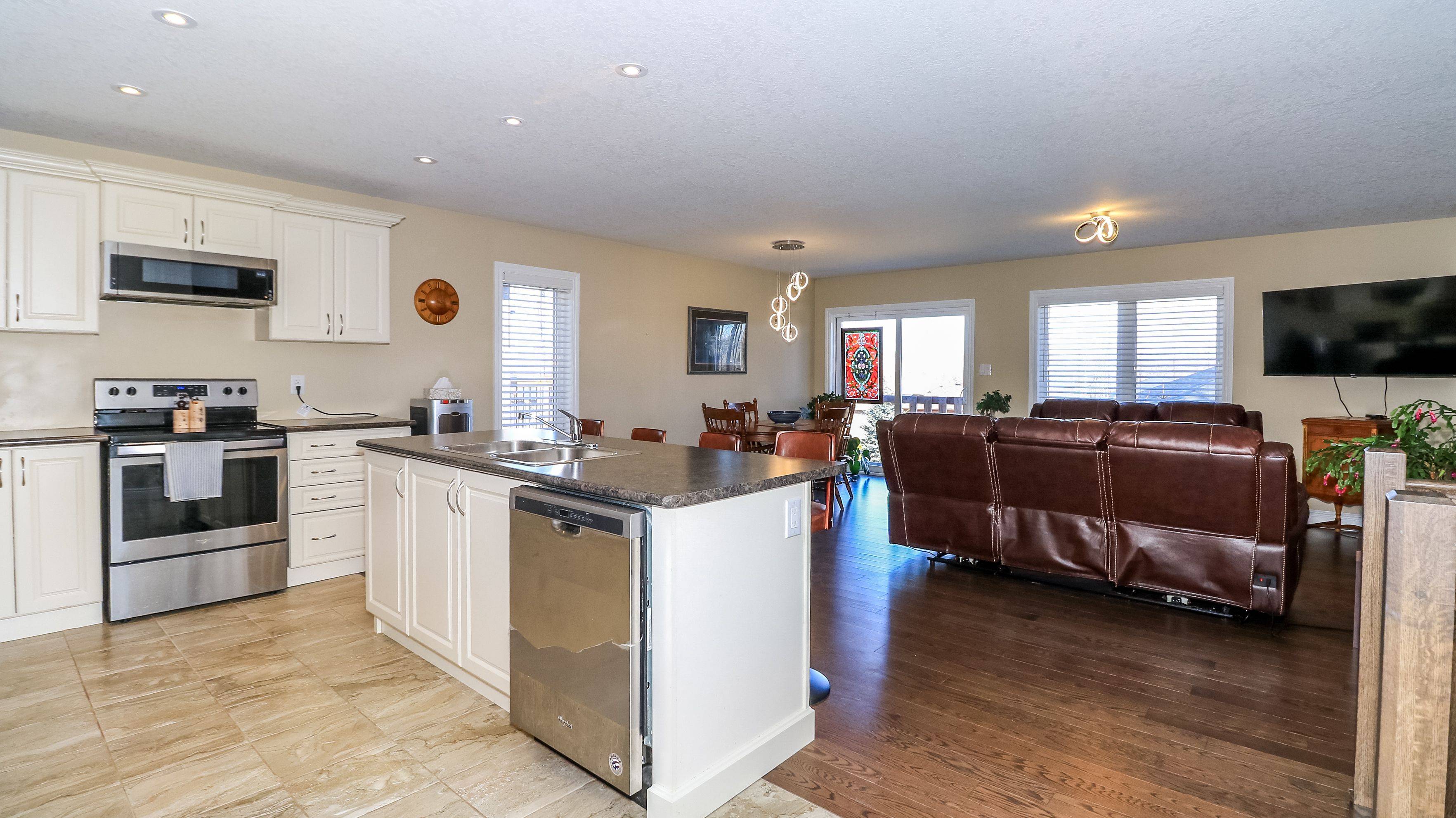 28 Hunter AVE, Tay, ON L0K 2A0