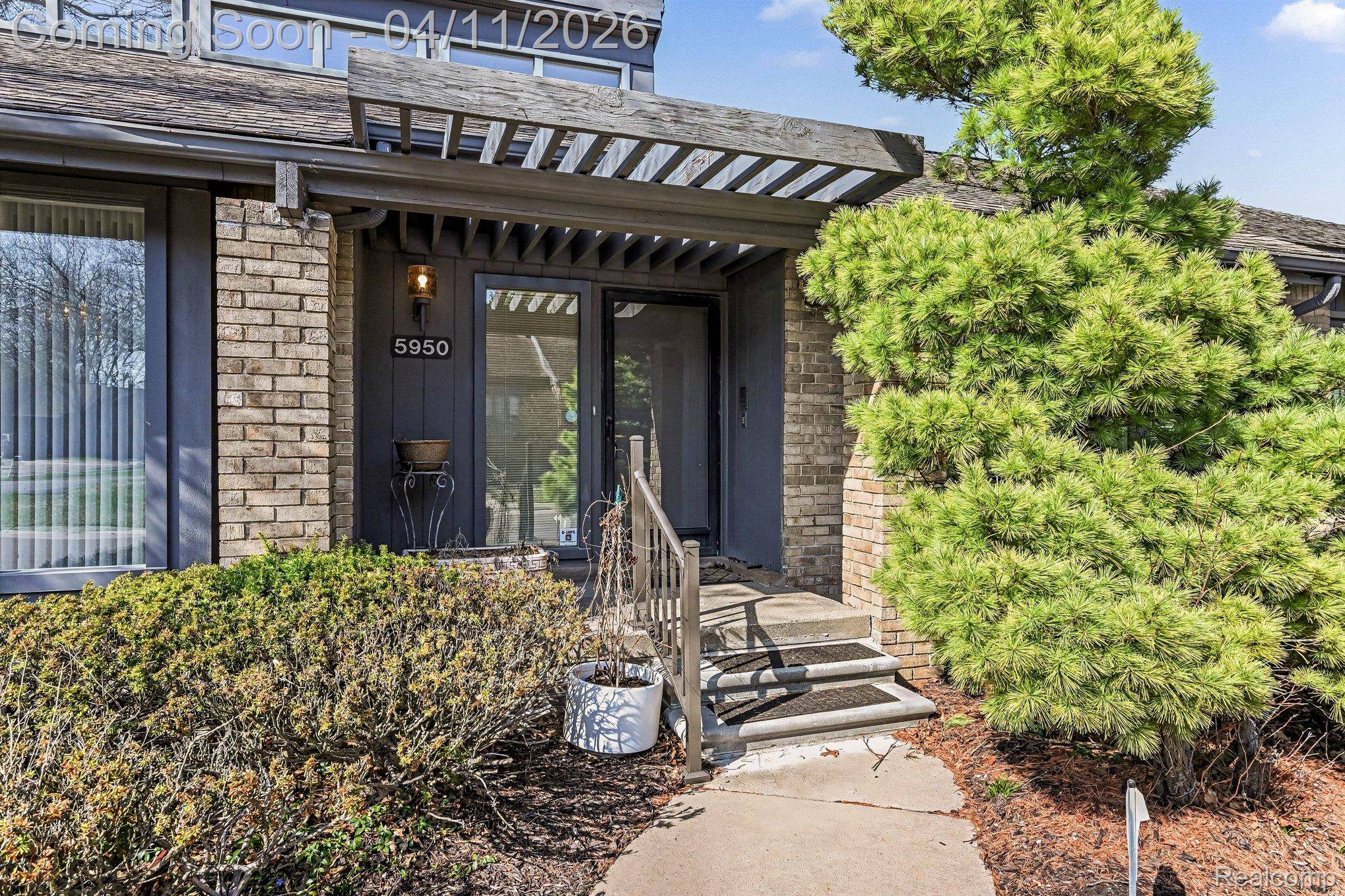 5950 Pinetree DR, West Bloomfield Charter Township, MI 48322