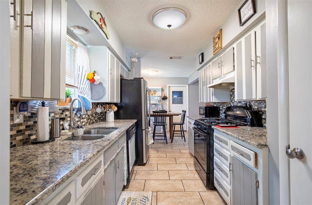 353 Brook Hollow Drive, Desoto, TX 75115