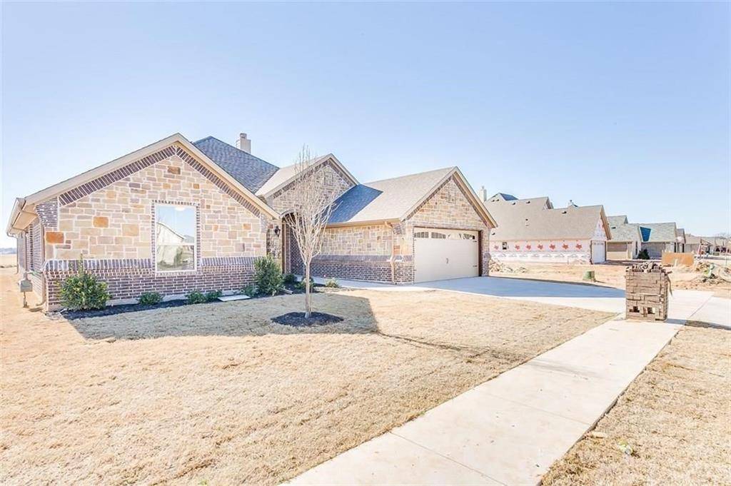 320 Oar Wood Drive, Granbury, TX 76049