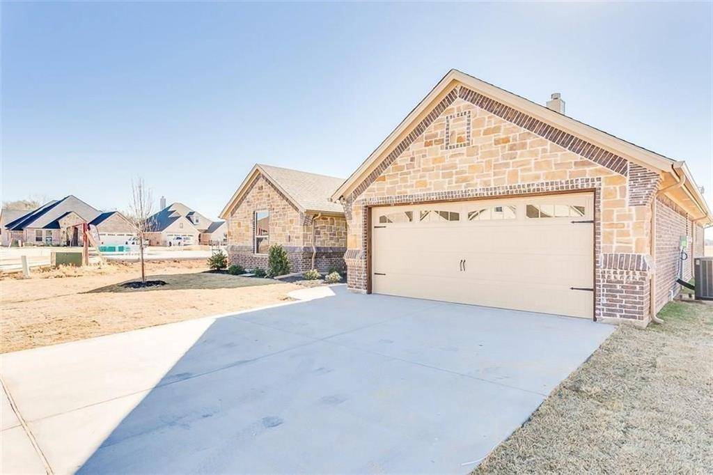 320 Oar Wood Drive, Granbury, TX 76049