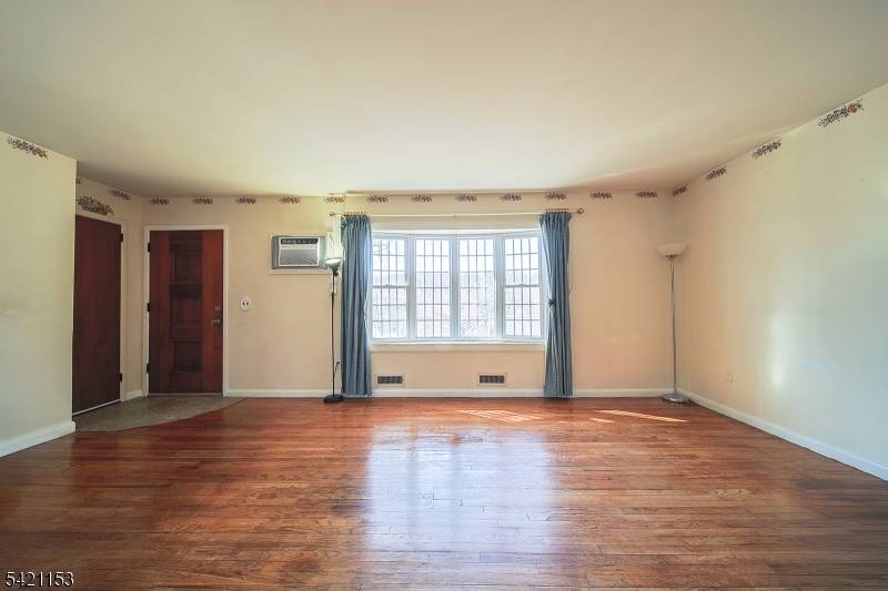 50 Knolls Rd, Bloomingdale Boro, NJ 07403