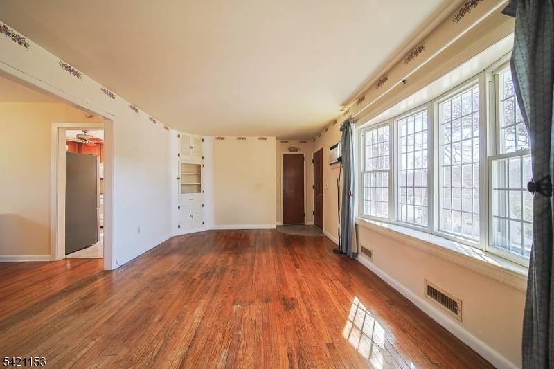 50 Knolls Rd, Bloomingdale Boro, NJ 07403