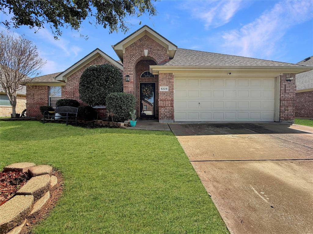5228 Lake Grove Drive, Grand Prairie, TX 75052