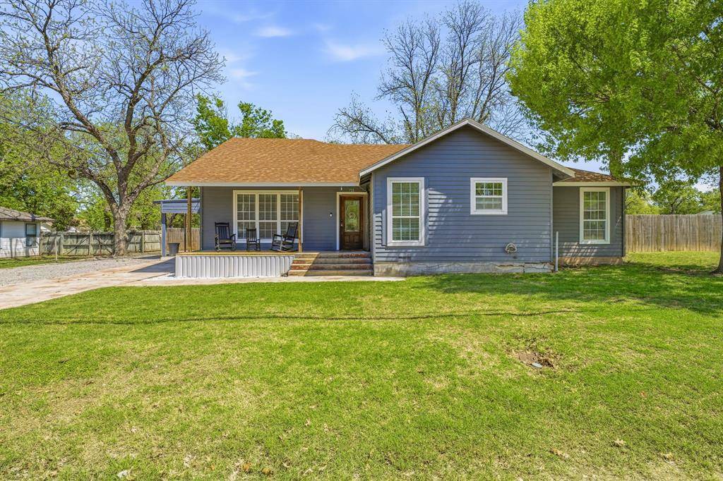 733 S Austin Street, De Leon, TX 76444