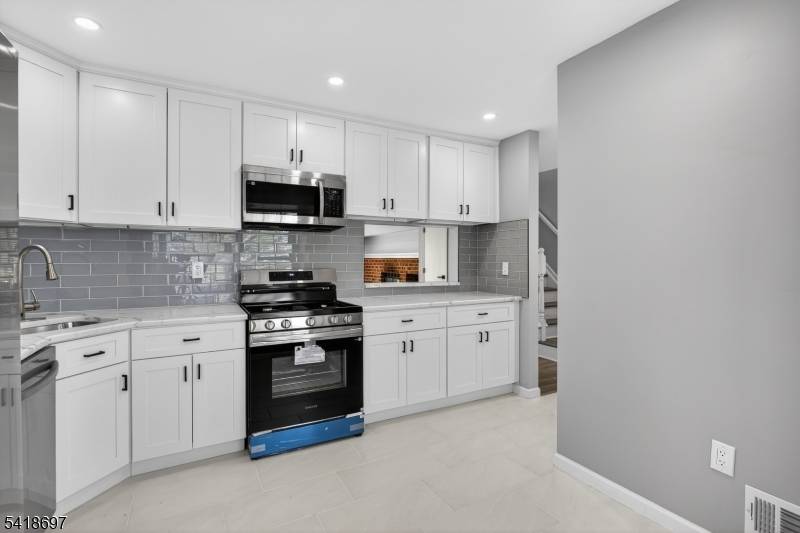 66 Pear Tree Ln, Franklin Twp., NJ 08823