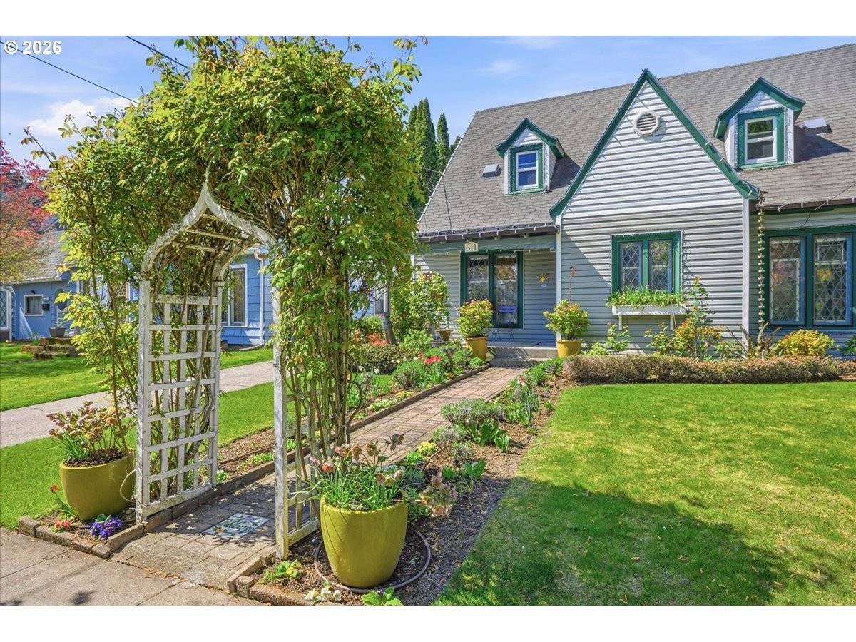 611 SE PEACOCK LN, Portland, OR 97214